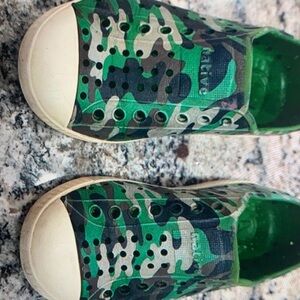 Native Jefferson kids Green Camo shoes size 10